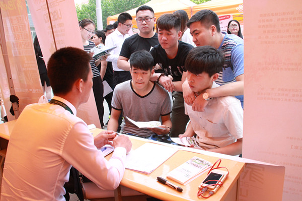 必赢成功举办2016年春季校园双选会