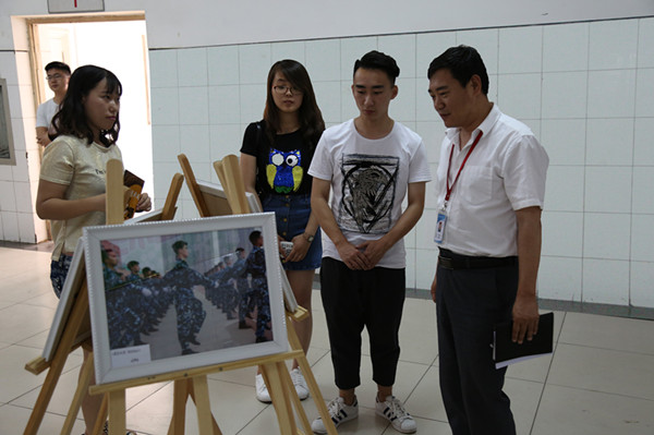 院报报社举办首届“迷彩风•青春颂” 主题摄影展