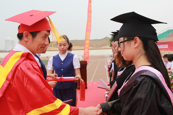 【毕业季】必赢举办2016届学生毕业典礼暨学位授予仪式