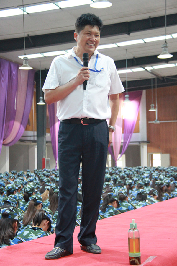 【军训集锦】贺阳集团董事长周虎震为必赢新生作励志报告