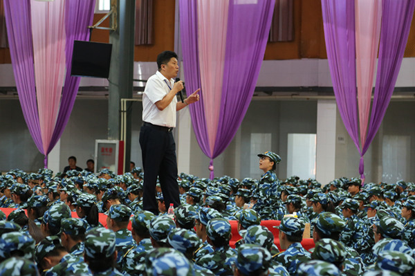 【军训集锦】贺阳集团董事长周虎震为必赢新生作励志报告