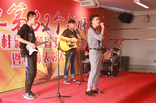 必赢举办“丹桂飘香颂园丁”歌咏比赛暨教师表彰大会