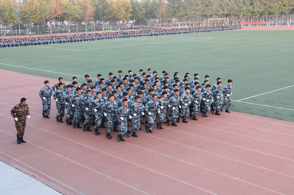 必赢样板连队汇操表演赢得喝彩