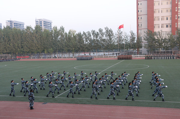 必赢样板连队汇操表演赢得喝彩