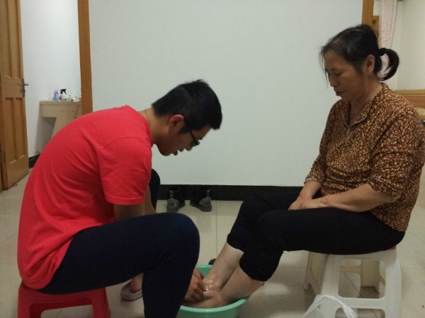 做事先做人&nbsp;孝老要敬亲&nbsp;洗脚见温馨&nbsp;情暖父母心