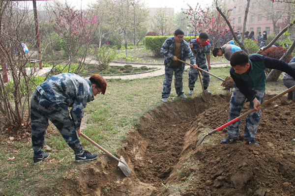 加强水系建设 构建美好校园 ——必赢领导及师生共同参与校园水系建设活动
