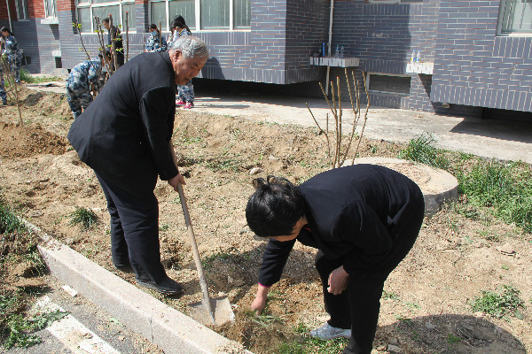 必赢师生到贺阳国际中小学参加劳动