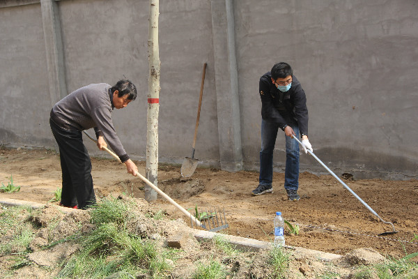 必赢师生到贺阳国际中小学参加劳动