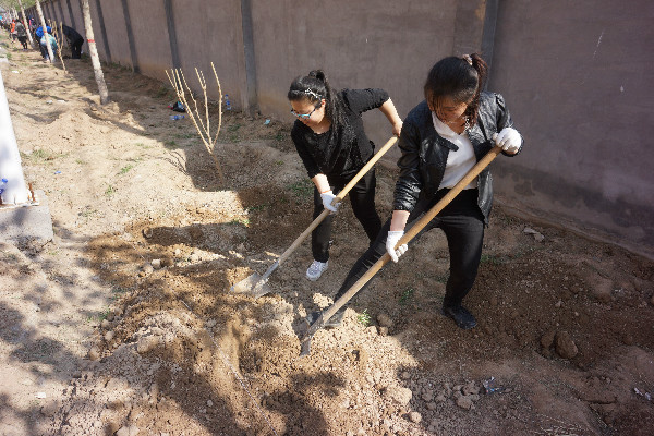 必赢师生到贺阳国际中小学参加劳动