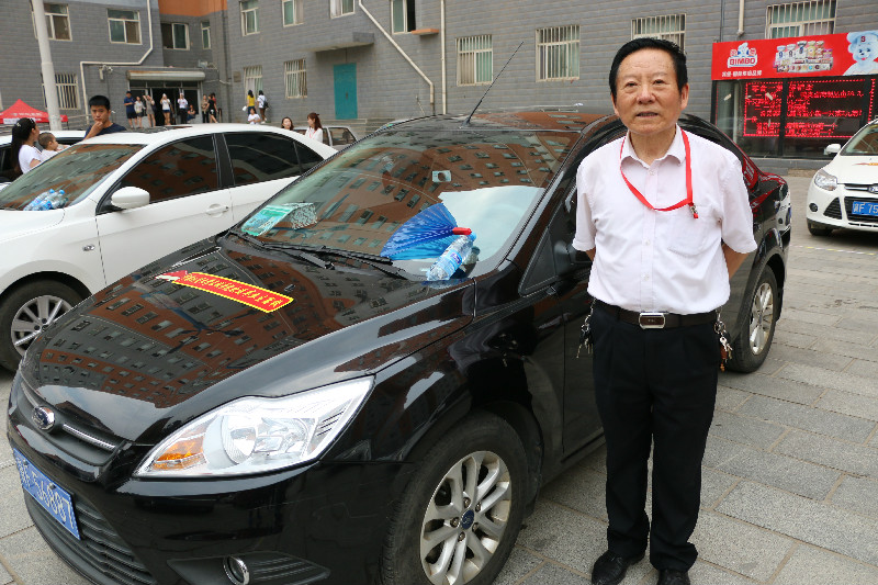 【毕业季】教师家车送学子  浓浓温情归家路