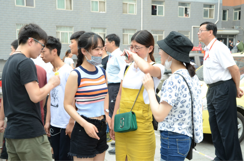 【毕业季】教师家车送学子  浓浓温情归家路