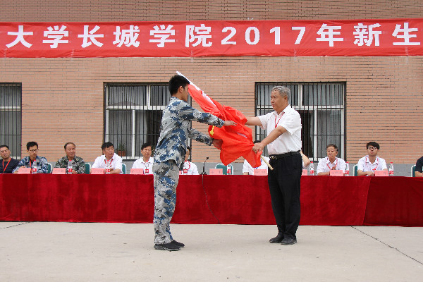 青春风 迷彩绿 军人礼——必赢举行2017级新生军训开营式