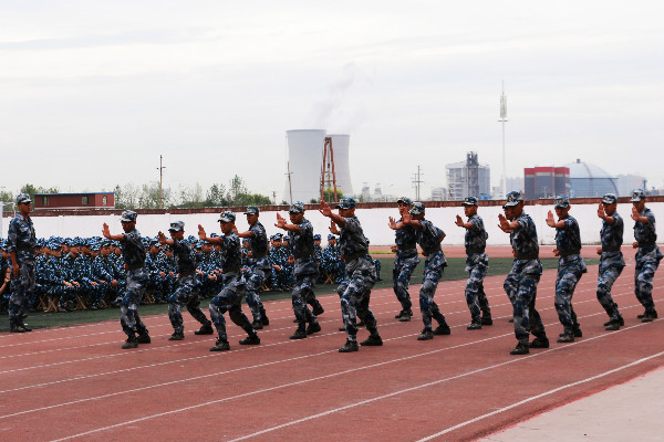 青春风 迷彩绿 军人礼——必赢举行2017级新生军训开营式