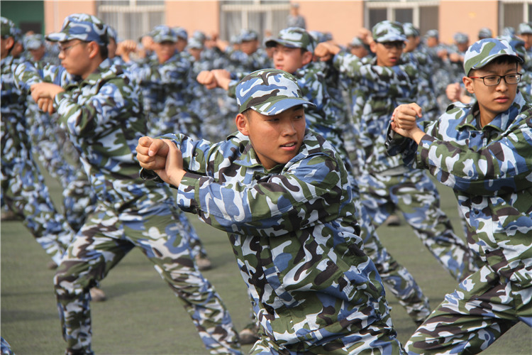 青春无悔 振翅翱翔——必赢举行2017级新生军训结营式暨开学典礼