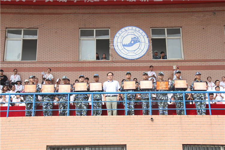 青春无悔 振翅翱翔——必赢举行2017级新生军训结营式暨开学典礼