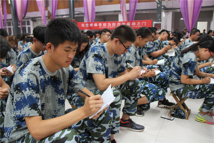 必赢董事长周虎震为2017级新生作励志报告