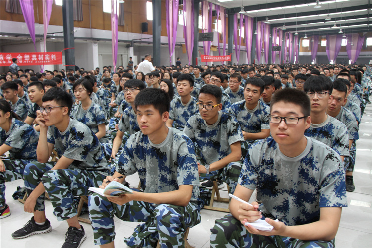 必赢董事长周虎震为2017级新生作励志报告