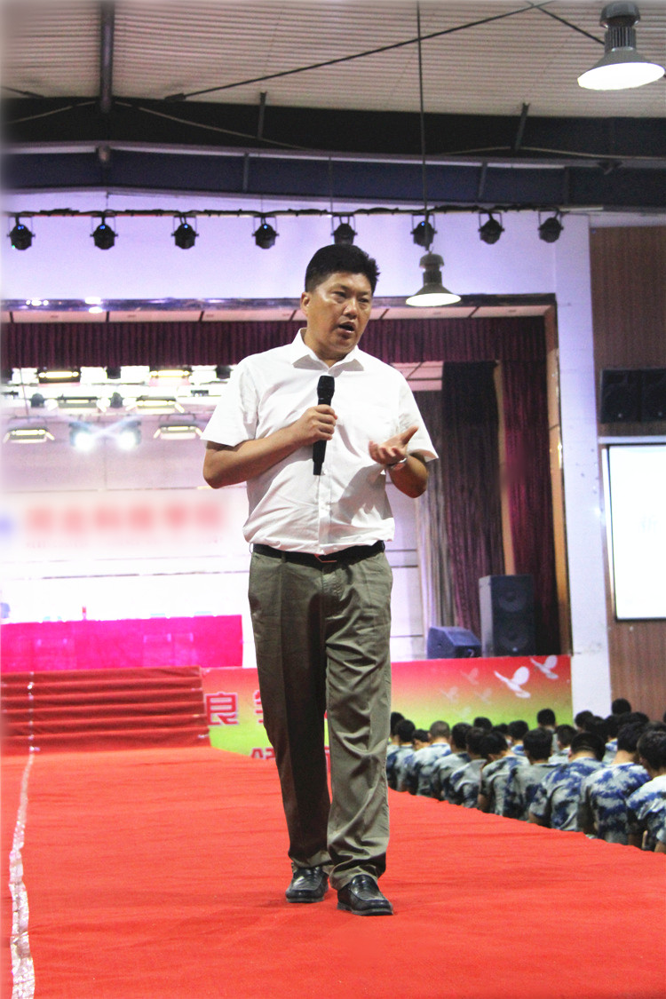 必赢董事长周虎震为2017级新生作励志报告