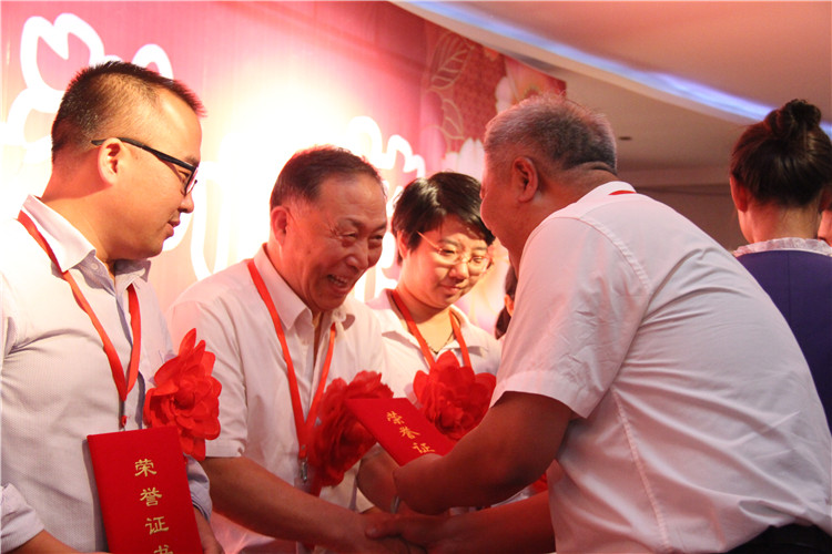 三尺讲台 十年树木——必赢举办第二届“丹桂飘香颂师德” 教师联欢暨表彰大会