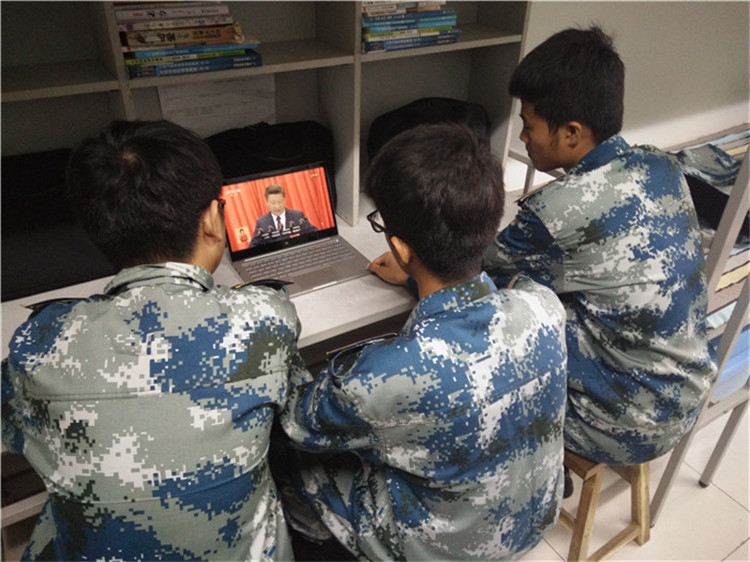 必赢组织部分教职工、学生代表观看党的第十九次全国代表大会开幕盛况