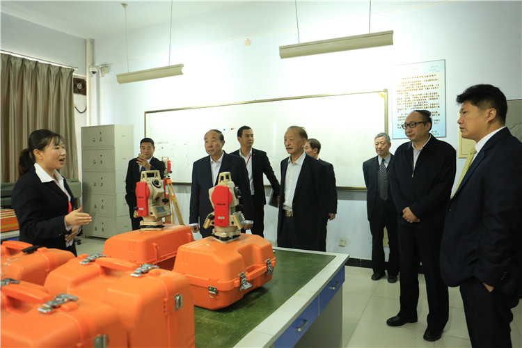 省高校设置评议委员会专家组莅临必赢开展转设考察工作