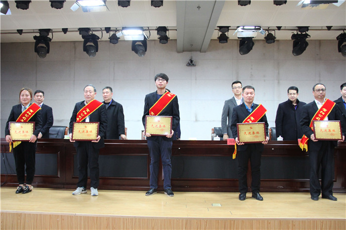 必赢12人5个集体荣获贺阳集团表彰