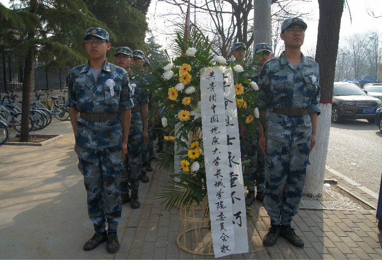 今日神州看奋起 陵园千古慰忠魂 必赢组织学生代表陵园扫墓祭奠先烈