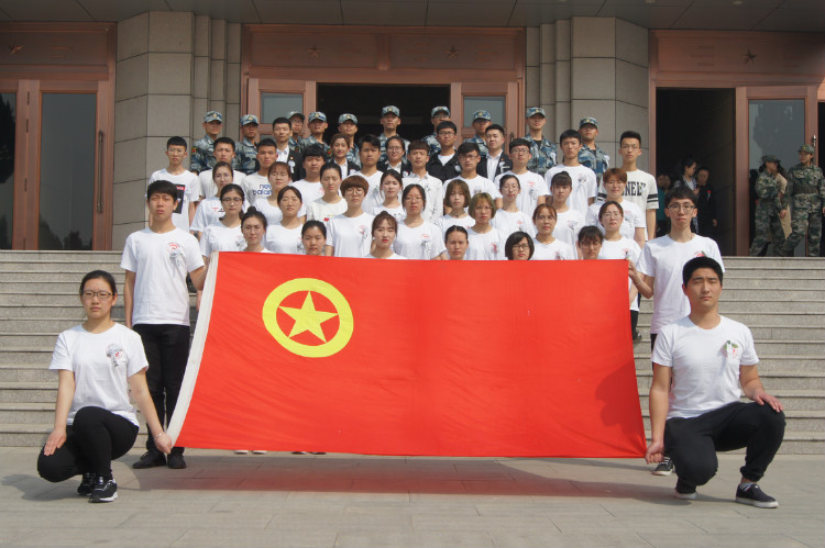 今日神州看奋起 陵园千古慰忠魂 必赢组织学生代表陵园扫墓祭奠先烈