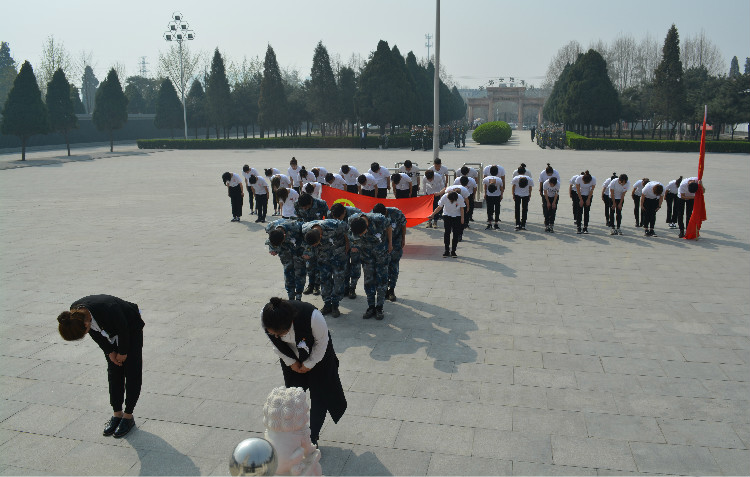 今日神州看奋起 陵园千古慰忠魂 必赢组织学生代表陵园扫墓祭奠先烈