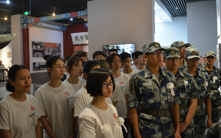 今日神州看奋起 陵园千古慰忠魂 必赢组织学生代表陵园扫墓祭奠先烈