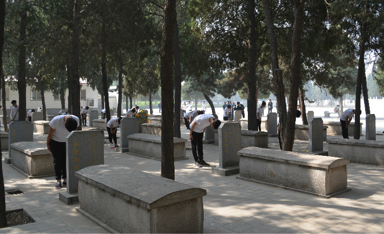 今日神州看奋起 陵园千古慰忠魂 必赢组织学生代表陵园扫墓祭奠先烈
