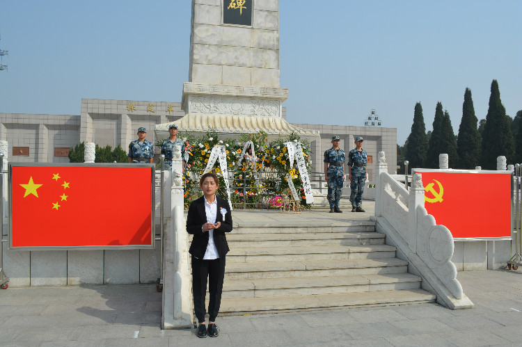 今日神州看奋起 陵园千古慰忠魂 必赢组织学生代表陵园扫墓祭奠先烈