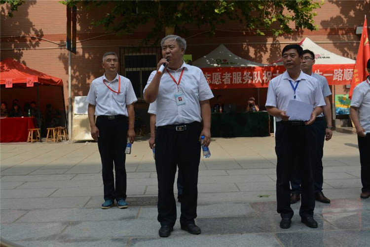 满堂祝福语 欢送学子行——必赢组织教师私家车喜送毕业生