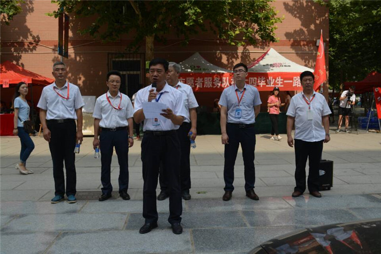 满堂祝福语 欢送学子行——必赢组织教师私家车喜送毕业生