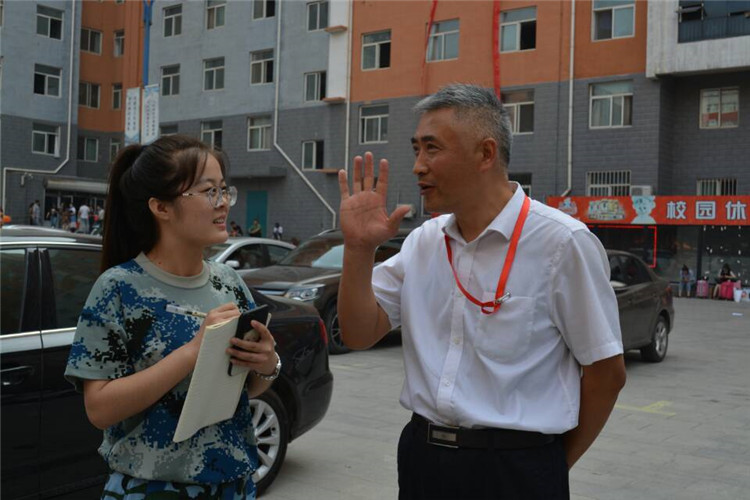 满堂祝福语 欢送学子行——必赢组织教师私家车喜送毕业生