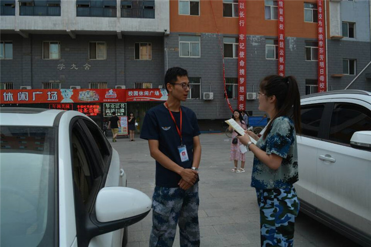 满堂祝福语 欢送学子行——必赢组织教师私家车喜送毕业生
