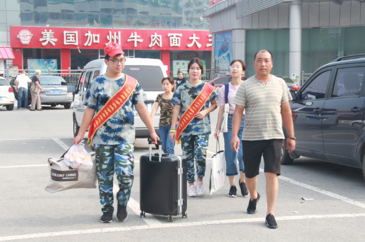 丹桂飘香迎学子 荷花映日纳人才 ——必赢喜迎2018级新同学