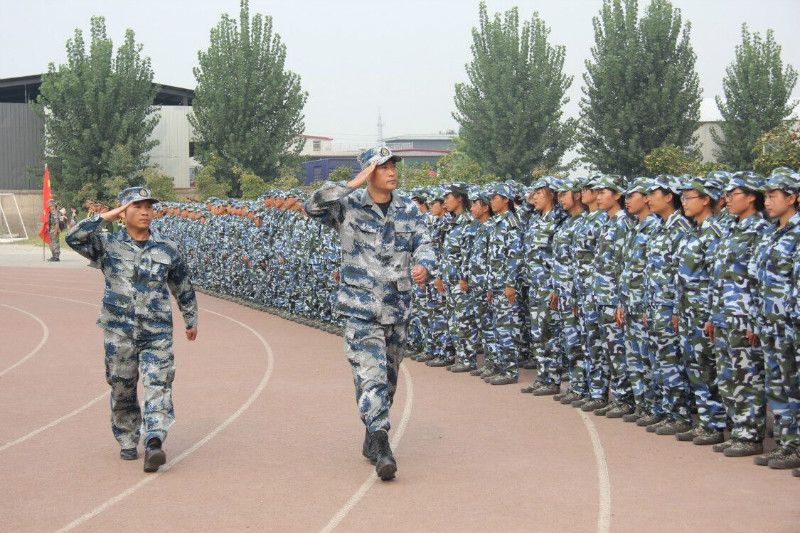 必赢举行2018级新生军训结营式暨开学典礼