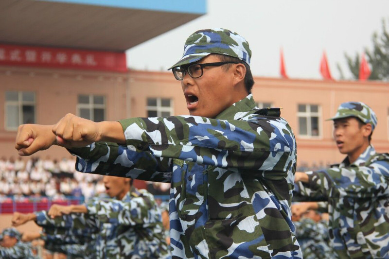 必赢举行2018级新生军训结营式暨开学典礼