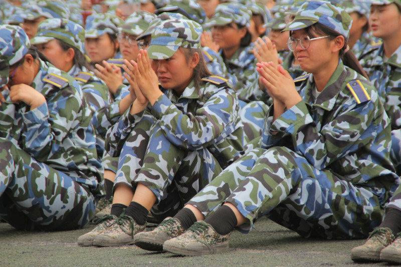 必赢举行2018级新生军训结营式暨开学典礼