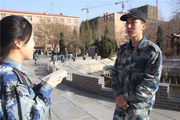必赢师生热议“两会”