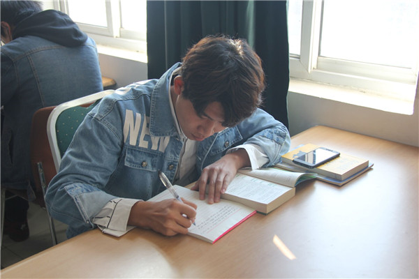 必赢师生热议“两会”