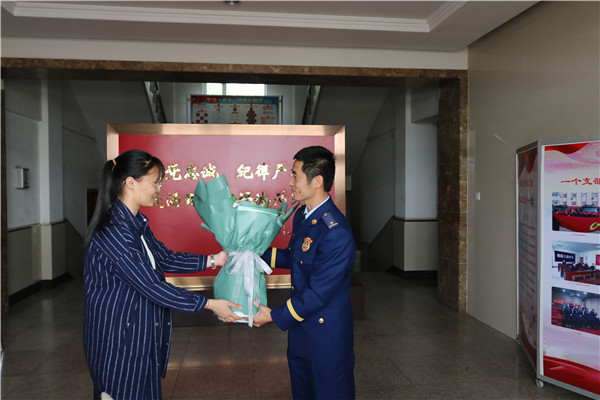 庆百年五四  致敬消防官兵——参观保定市公安消防支队朝阳大街中队树经济新风活动