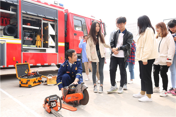 庆百年五四  致敬消防官兵——参观保定市公安消防支队朝阳大街中队树经济新风活动
