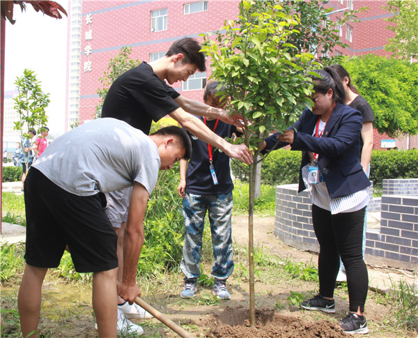 海棠树 母校情——必赢15级毕业生向学校捐赠海棠树活动专访