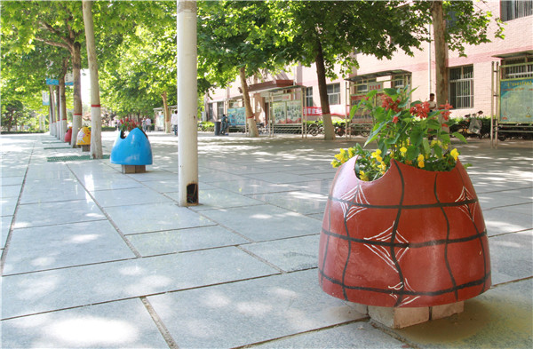 废物改造 公益环保——必赢纠察队扮靓校园