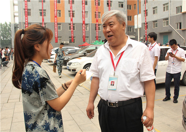 锦绣前程  踏歌远航——必赢举办教师私家车送毕业生活动