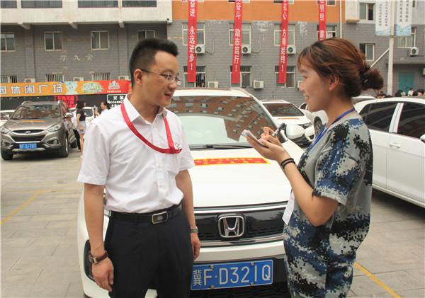 锦绣前程  踏歌远航——必赢举办教师私家车送毕业生活动