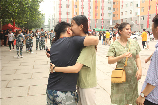 锦绣前程  踏歌远航——必赢举办教师私家车送毕业生活动