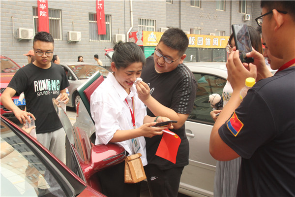 锦绣前程  踏歌远航——必赢举办教师私家车送毕业生活动